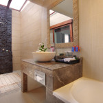 Deluxe Cottage Bathroom (newly renovated 2012)